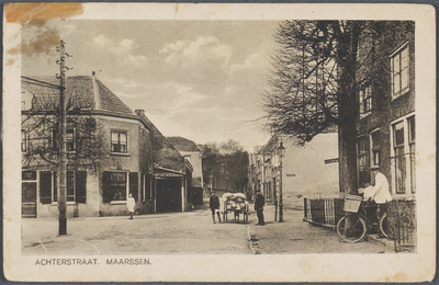 130637 Gezicht in de Achterstraat te Maarssen.N.B. De straatnaam Achterstraat is later gewijzigd in Nassaustraat.